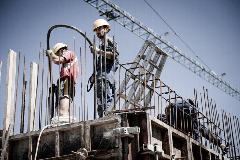 Operai al lavoro sul tetto